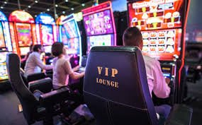 Antarmuka aplikasi mobile toto123 menampilkan menu kategori permainan, live dealer, dan sportsbook